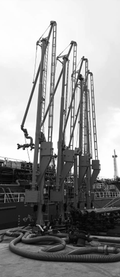 Bracci di sbarco sulla banchina di ormeggio