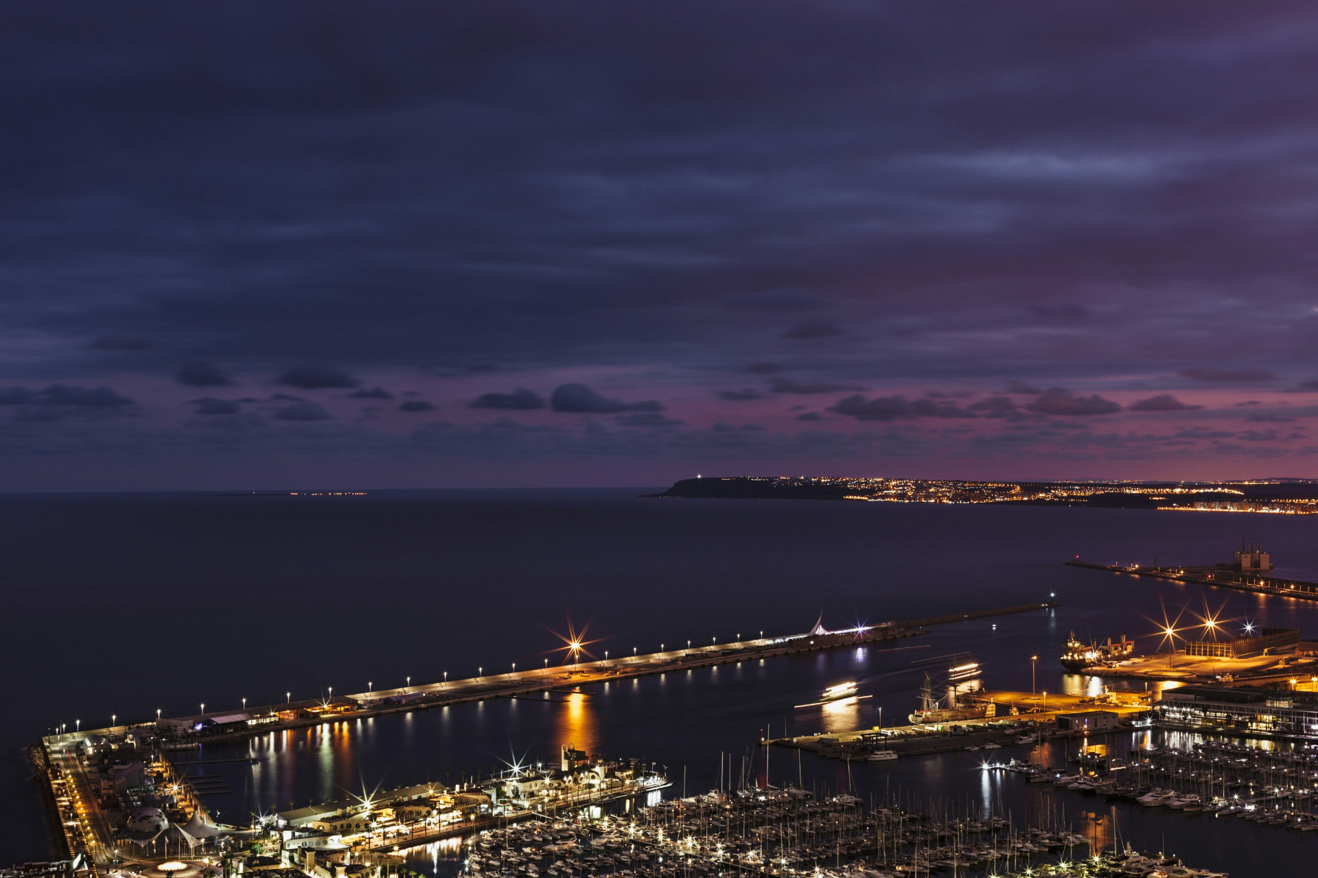 Il porto di Genova di notte