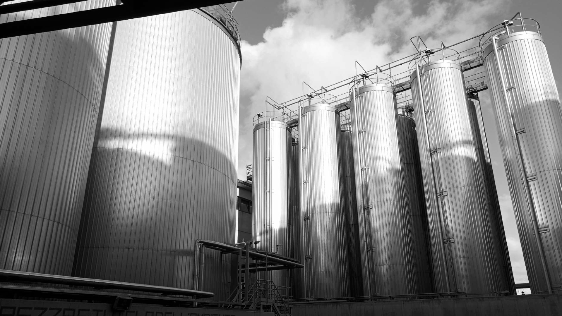 Serbatoi in acciaio inox del deposito SAAR